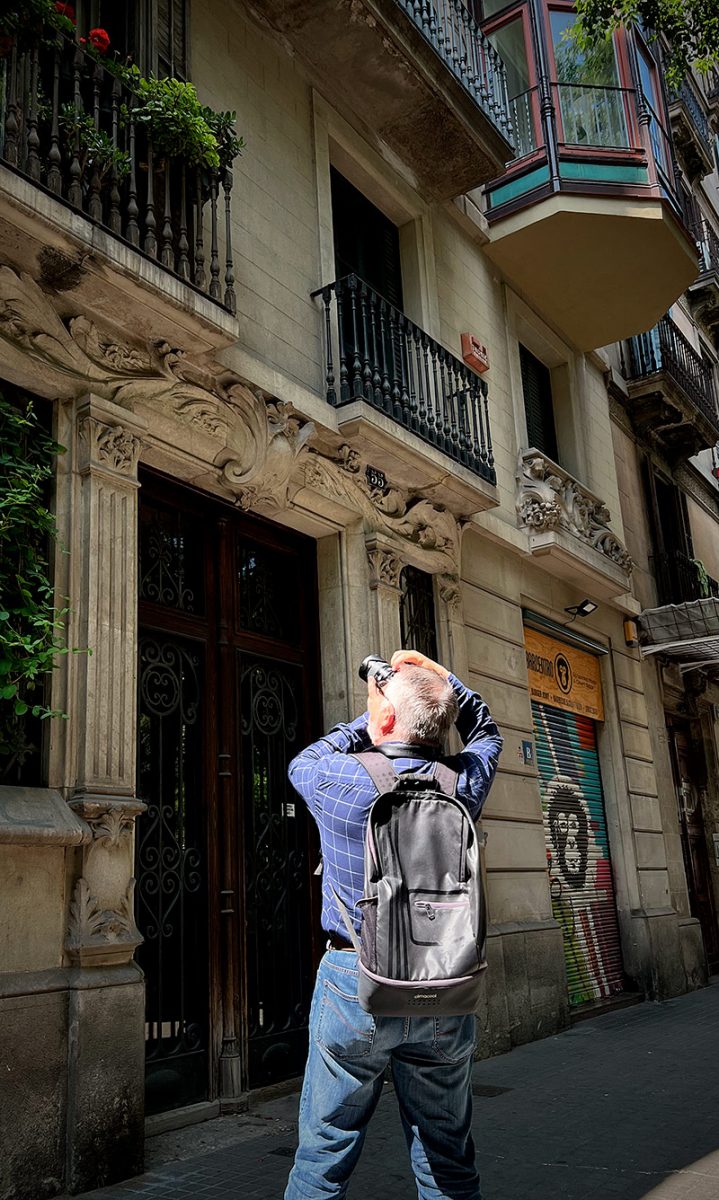 Un hombre haciendo una foto.